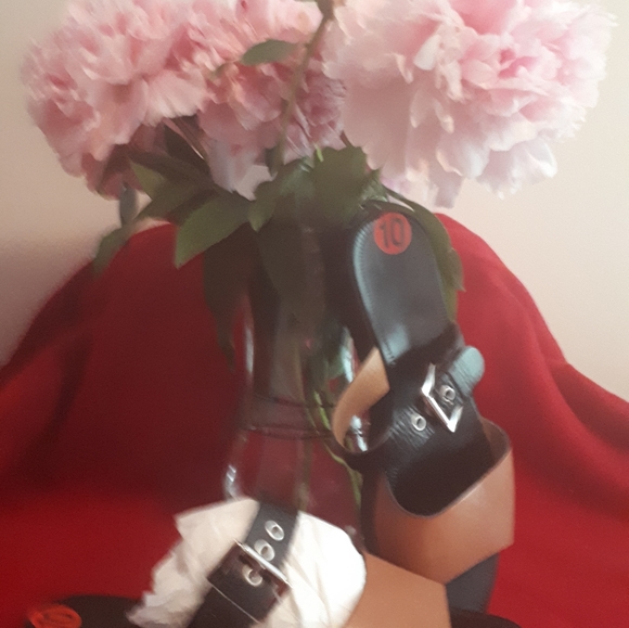 Sandles - Picture 3 of 4